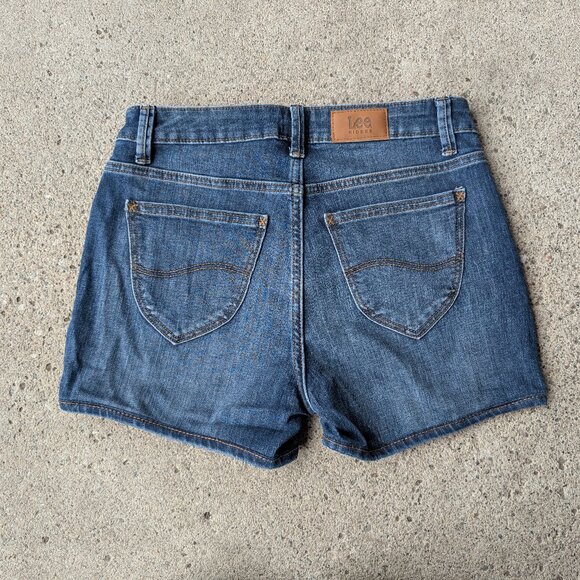 Hand embroidered floral jean shorts midrise - Picture 4 of 6